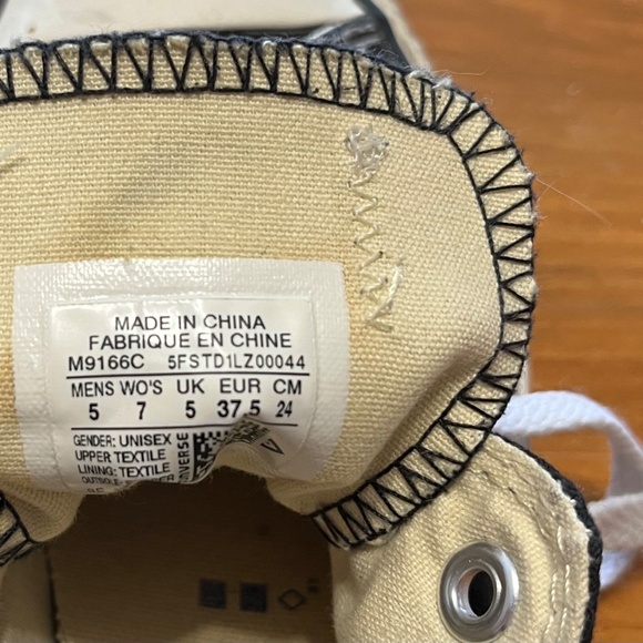 Women’s size 7 Black Low Top Converse Shoes - Picture 3 of 3